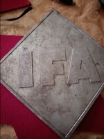 IFA autó márkatábla.