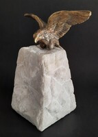 Vintage turul madár bronz szobor faragott kő talapzaton