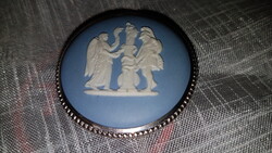 Antik- porcelán - Wedgwood-  ( kék színű) kitűző  Made in England, jelzéssel,  ezüstözött--szép ---
