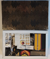 Military-gyűjtemény: 44db katonai váll-lap 52db felvarró, melldísz 25db sapkajelvény sapkarózsa stb.