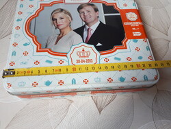 Holland Király koronázására kiadott fém  kekszes doboz 2013. 04.30.