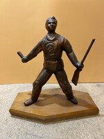 Szobor rézből, katona, futbal mezben, 14 cm-es magasságú. 7900