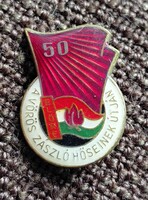 Vörös zászló hőseinek útján 50 . Zománcozott fém. Jelvény  , kitüző .