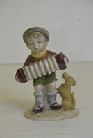 W&A Bertram német porcelán figura, harmonikás fiú kutyával A051