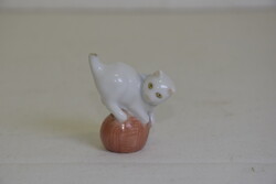 Herendi porcelán, cica gombolyaggal figura A051