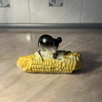 Jelzetlen kukoricát evő egér figura