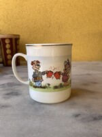 Erdő kapitánya hollóházi porcelán mese bögre.