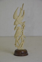Kézzel faragott csont dísz, madaras figura A051
