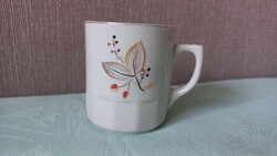 Hollóházi porcelán levélmintás, szoknyás teásbögre