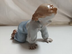 Sinko András tervezte Zsolnay porcelán Mászó baba, gyerek figura
