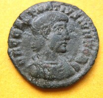 Római kisbronz Constantius II lándzsás lovas hátlap sis  (RE11)