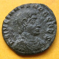 Római kisbronz Constantius Gallus lándzsás lovas hátlap  (L1)