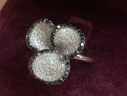 1.90 Ct with black and white diamonds 14 kr. Gold ring. With certificate
