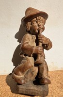 Régi faragott kürtös figura!