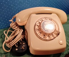 Tárcsás telefon  PTT  T Ft65 vezetéken 3 körmös csatlakozóval . Súlya kb. 1,3 kg  Régiség.
