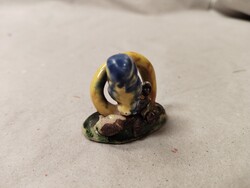Endrő Margit: Papagáj karikából néz ki mini kerámia figura