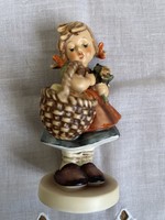 Hummel kislány nagyobb , tündéri darab.