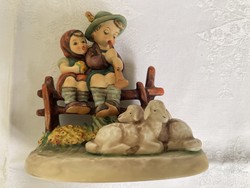 Gyönyörű Hummel  nagyobb szobor kisfiú kislány bárányokkal ritka darab.