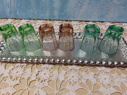 Retro színes, nagyon mutatós, cimkés, likőrös, pálinkás, röviditalos pohár készlet fém tálcával 6db