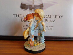 Sarah Kay szobrocska