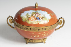 Porcelán bonbonier festett barokk jelenetekkel (24 -1690)