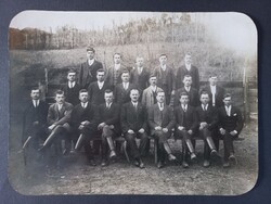 Régi csoportkép - férfiak hosszú csizmában, vidéken, 1920-as évek vége kb.