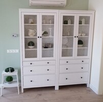 Ikea Hemnes üvegajtós szekrény fiókokkal, 2 db van belőle