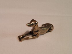 Sárgaréz miniatűr fekvő agár kutya
