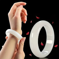 TERMÉSZETES FEHÉR JÁDE A MOST NAGYON KEDVELT KARPEREC .