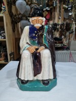 Iparmüvészeti kerámia figura