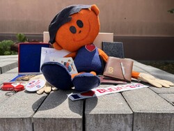 Skála áruház reklám relikvia gyűjtemény. S.Kópé bronz plakett sörnyitó kulcstartó kártyanaptár stb.