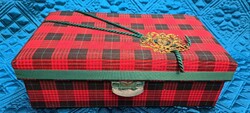 Angol királyi díszdoboz, skót mintás doboz címerrel (M5727)