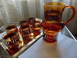 Borostyán színű, aranyozott mintás készlet limonádéhoz
