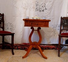 1890-körüli  Elegáns ,, intarziás  Biedermeier lerakóasztal  Gyönyörű állapotban!  Magassága 68cm Sz