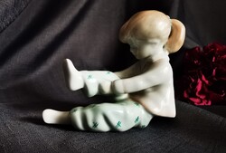 Öltözködő kislány zöld keresztes nadrágban (Nagyon ritka!)