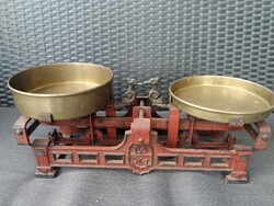 Antik szép állapotú román kéttálcás, D. Voina által készített 5 kg-os mechanikus, réztálcás mérleg,