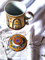 Kínai jelölt porcelán, díszes, gazdagon díszített fedeles teás bögre