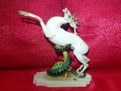 Herendi szarvas a kígyóval figura