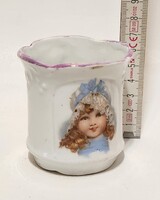 Kék masnis kislány portrés, plasztikus növényi ornamentikás, szecessziós porcelán bögre (3537)