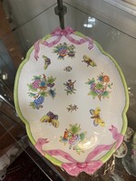 Herendi Viktória, szalagokkal díszített tálca.