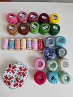 20db hímzőfonal 10db Domino, és 6db fa spulnis kétszínű hímzőfonal és ajándék hímzett tűpárna