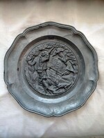 Reliefes vadászjelenetes dísztányér ( vadász éppen madarakra céloz,