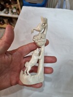 Régi csont faragott figura