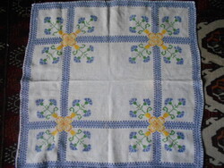 ++++Beregi  keresztszemes   terítő 62 cm x 63 cm- szakszerűen kivitelezett kézimunka