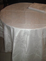 Gyönyörű hófehér akantusz leveles damaszt ágyneműgarnitúra