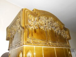 Káprázatos, hibátlan szecessziós porcelán cserépkályha olíva színű mázzal 1910