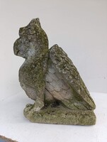 Antik kő szobor nagyon nehéz buddhista őrző madár kerti mohás patinás felülettel 2681