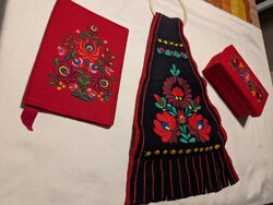 Kalocsai himzett használati tárgyak , újságtartó, könyvborító, doboz