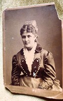 Cca. 1883 BLAHA LUJZA SZÍNÉSZ SZÍNMŰVÉSZ KEMÉNYHÁTÚ ALÁÍRT FOTÓ JELZETT KOZMATA cs. kir. fényképész