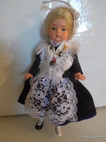 MŰVÉSZBABA - ALKUKÉPES - KAUCSUK -  RÉGI - 16 x 8 cm - KÉZMŰVES - OSZTRÁK - EGYIK CIPŐJE HIÁNYZIK !!